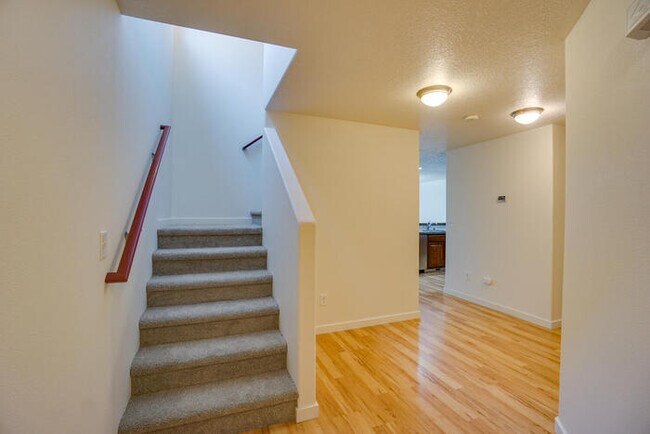 Foto del edificio - THREE BEDROOM NEAR VANCOUVER MALL