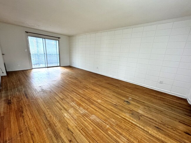 Foto del edificio - Updated 2 Bedroom / 1 Bathroom Upstairs Ri...