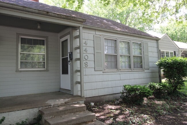 Building Photo - May FREE On This 1 Bedroom 1 Bath Duplex in Olathe