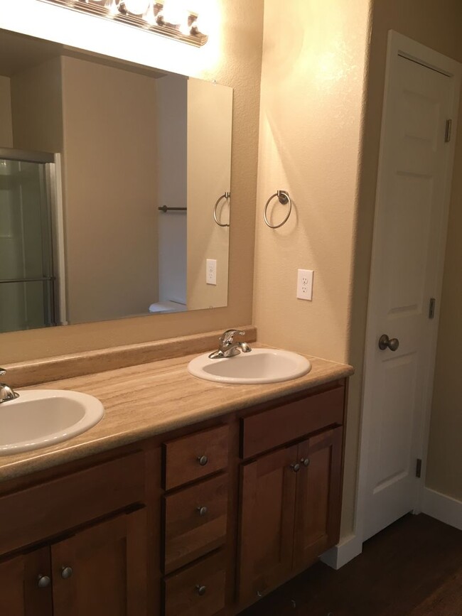 Building Photo - NEWER RENTAL AVAILABLE June 2025-3bed/3.5b...