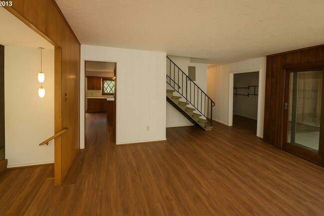 Entrada - 7212 N Hodge Ave