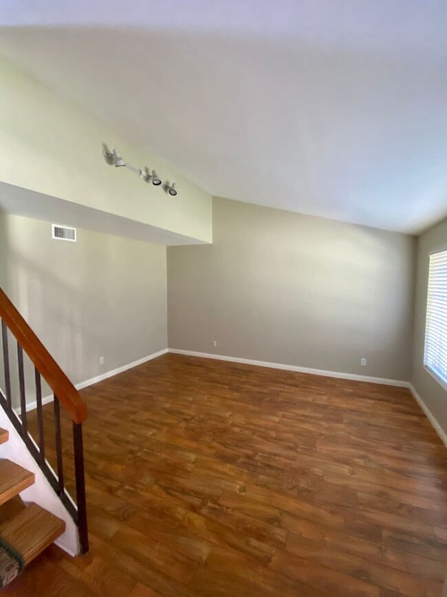 Foto del edificio - East Ventura - Three bedroom Townhome in R...
