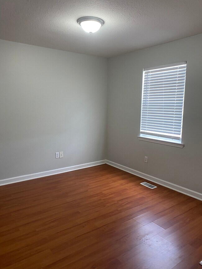 Building Photo - Highland Park 3 Bed