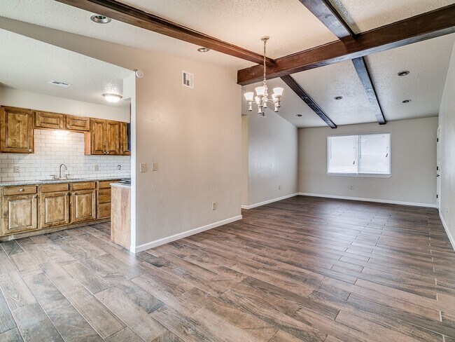 Foto del edificio - 3 Bed/1.5 Bath home with LARGE FENCED YARD...