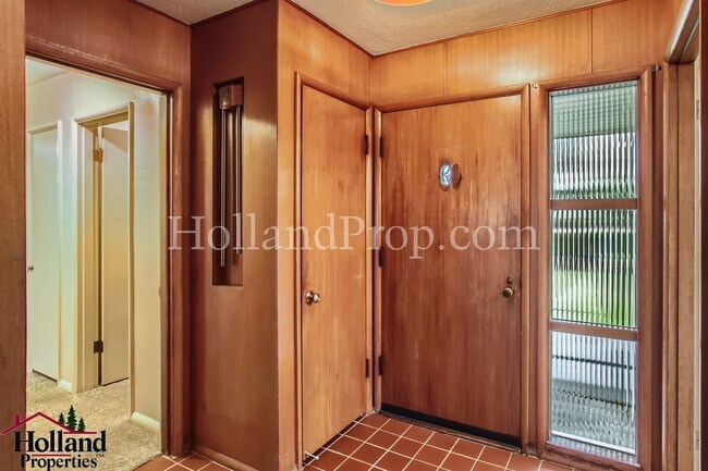 Building Photo - Charming 1940s Gem in Sought-After Raleigh Hills! BEST SUPER PRICE at $2,100!!! 1 Application in ...