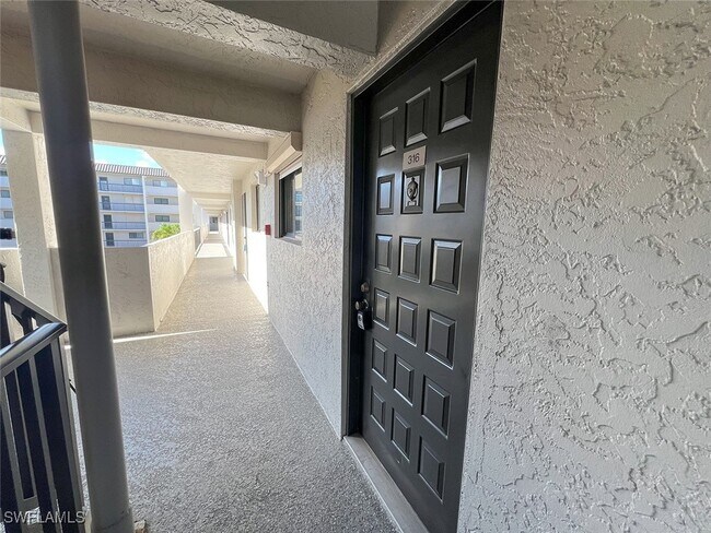 Foto del edificio - 2121 Collier Ave