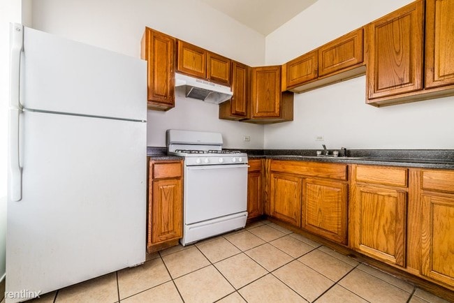 Building Photo - 4 br, 1.5 bath Apartment - 1224 S Troy St