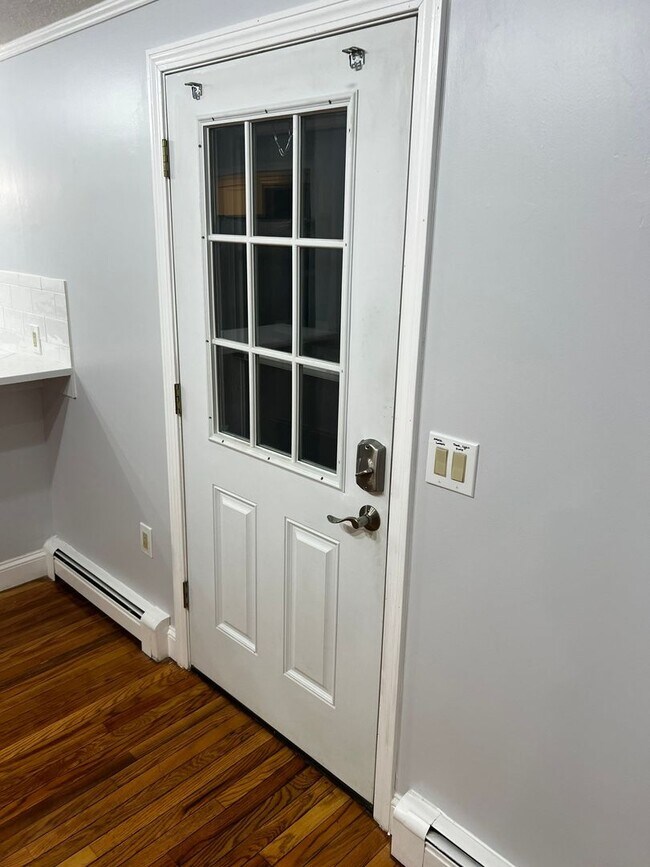 Foto del edificio - 4-Bedroom, 2-Bath Home with Modern Comforts in Tyngsboro, MA