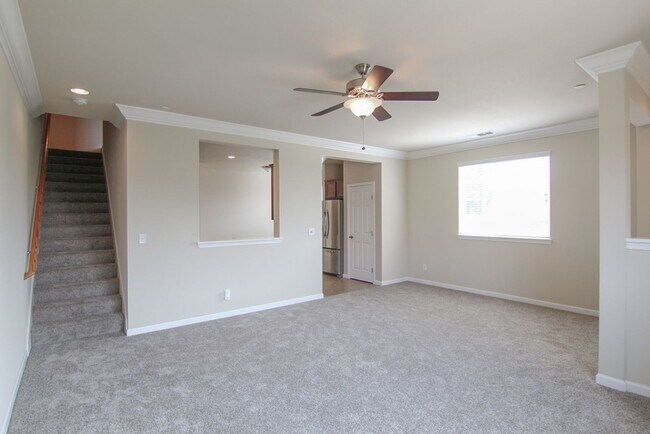 Building Photo - Modern Townhouse In Prime Location