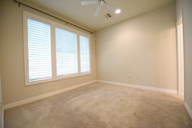 Foto del edificio - Beautiful 3-Story Lakewood Townhome!
