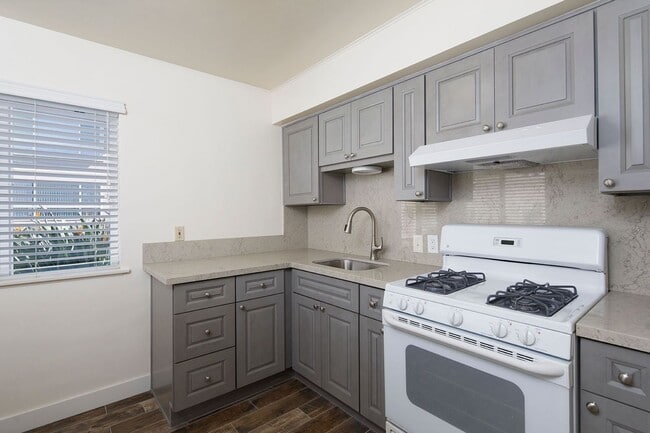 Foto del edificio - *RARE* Studio in La Jolla ~ Just 1 MILE from the Beach!