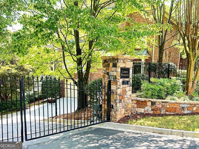 Foto del edificio - 2745 Lenox Rd NE