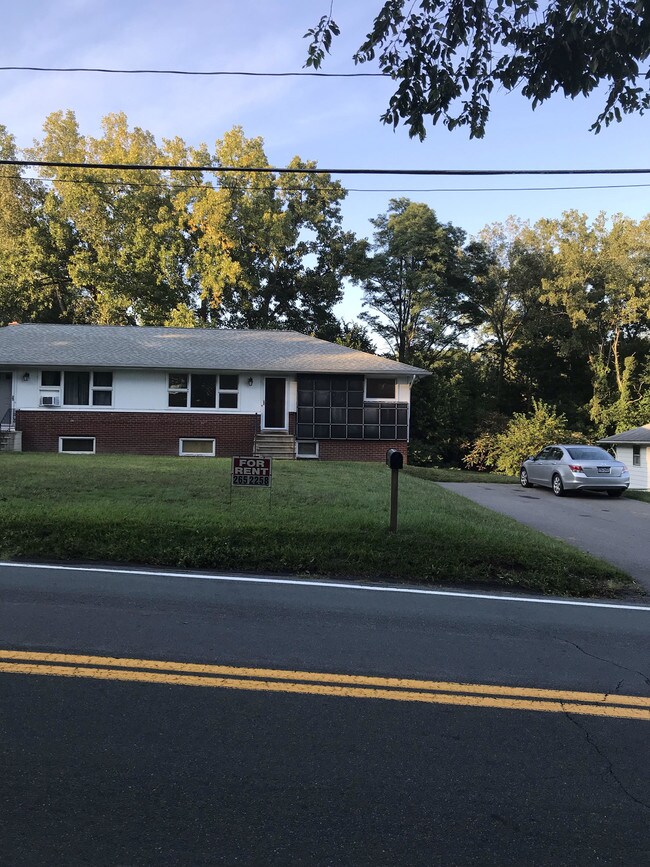 Foto del edificio - 1615 Maple Hill Rd