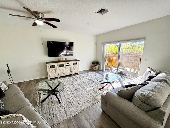 Building Photo - 121 Majestic Bay Ave