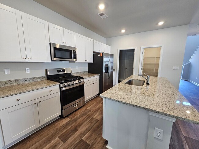 Foto del edificio - 5 Bedroom/ 2.5 Bath in Waterfall Village