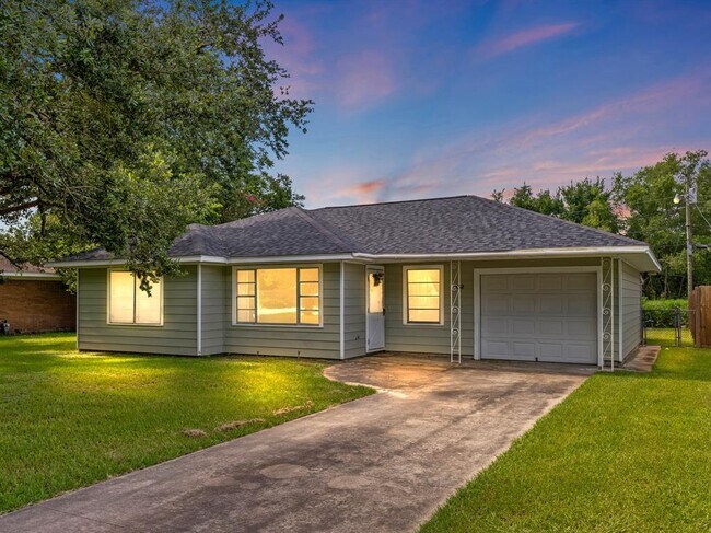 Foto del edificio - 2112 Hillcrest Dr