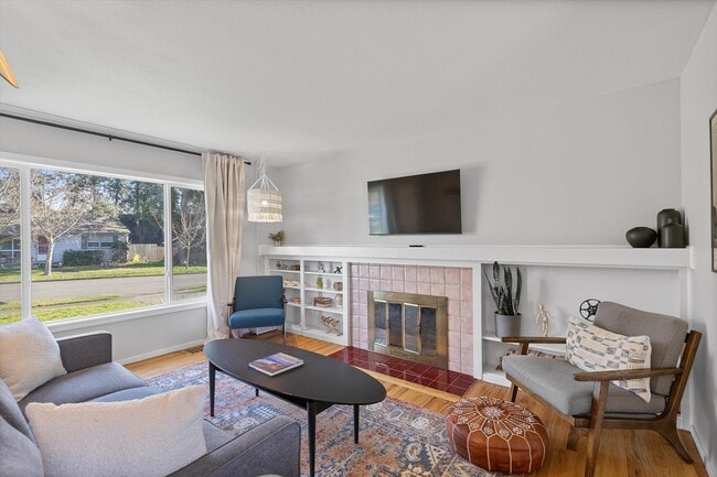 Building Photo - 4775 SW Beech Dr