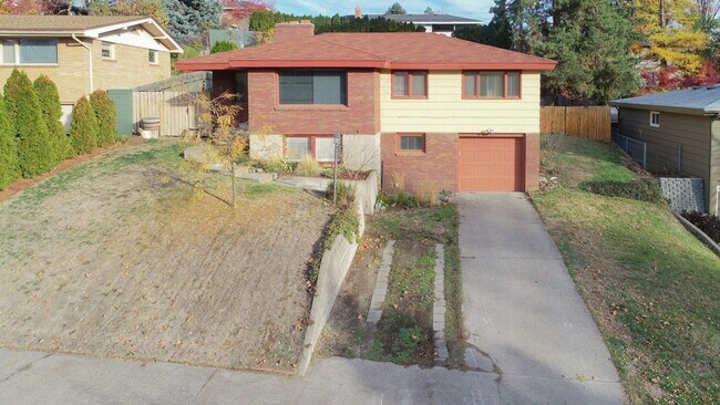 Foto del edificio - North Side Shadle Park 3 Bed 1.5 Bath Home with beautiful hardwood floors Full Basement