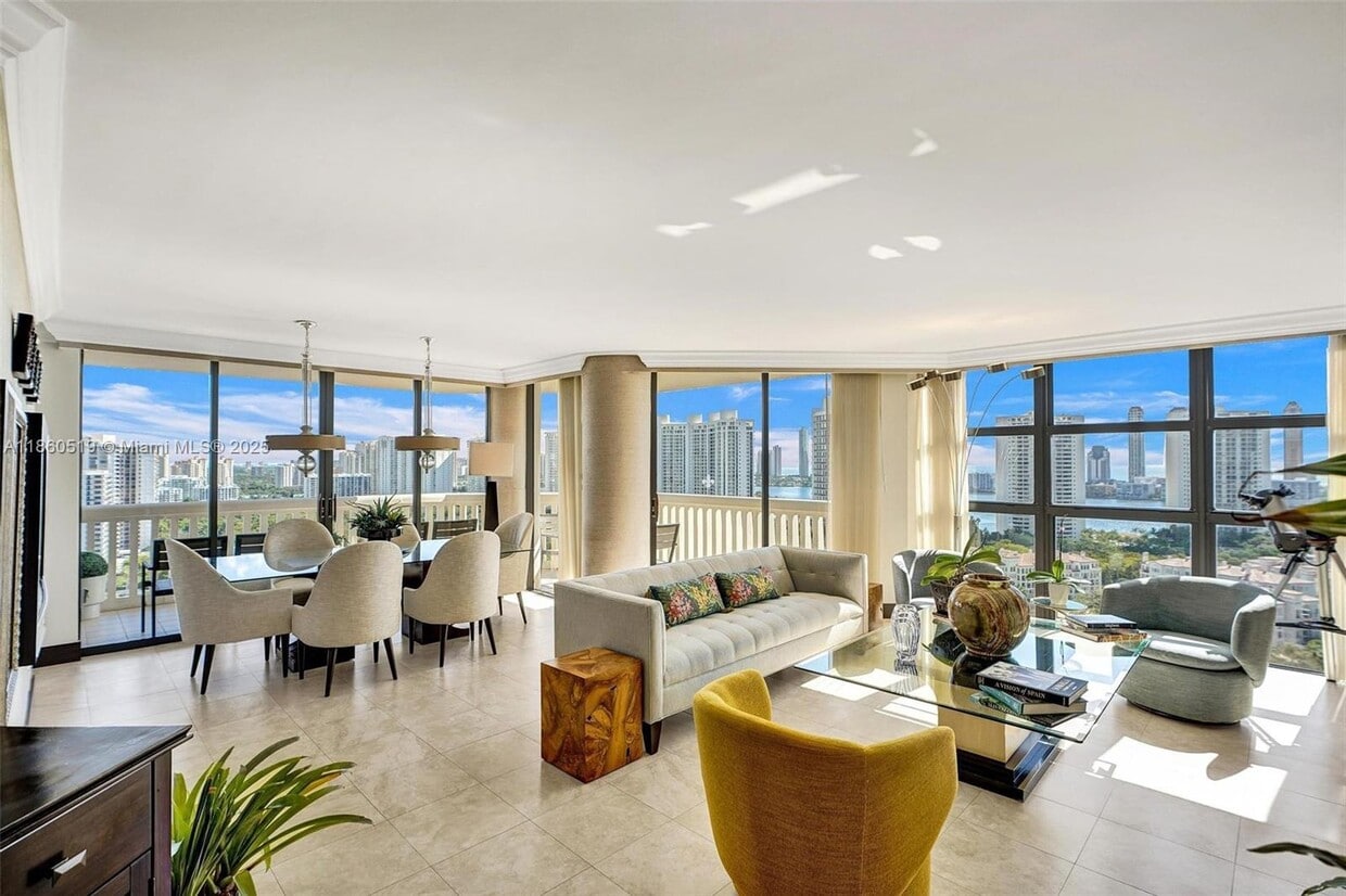 Foto principal - 1000 W Island Blvd