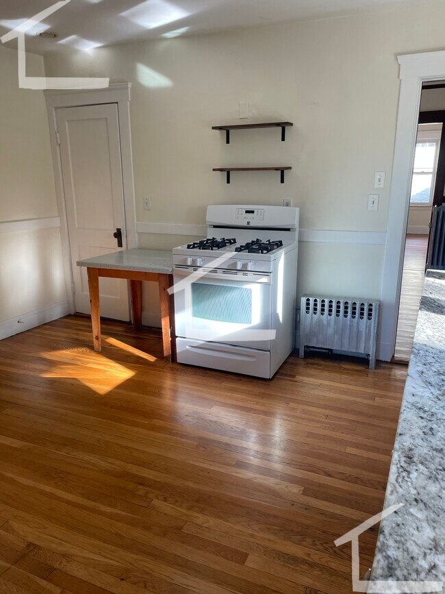 Building Photo - 50 Larch St