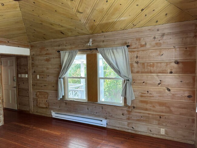 Building Photo - Charming Roomy Cottage Style - 2 bedroom 1...
