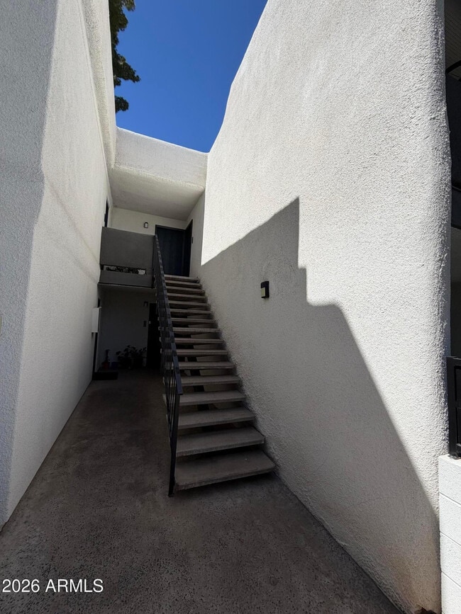 Building Photo - 302 E Monte Vista Rd