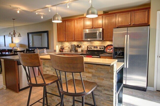 Foto del edificio - Beautiful 3 Floor Townhouse in Durham's Stratford Lakes Neighborhood!