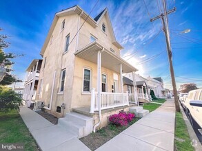 Building Photo - 412 E 4th St