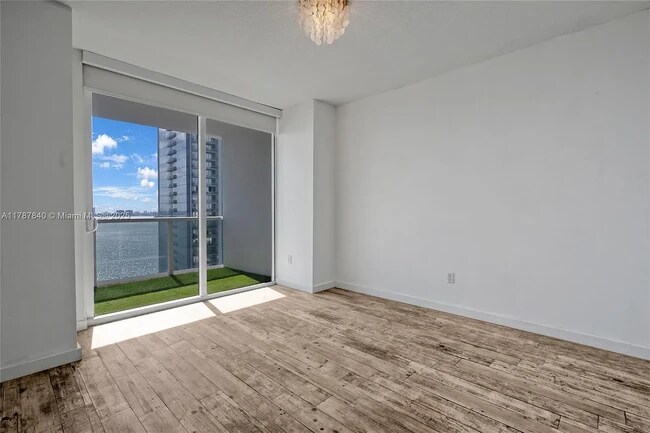 Foto del edificio - 600 NE 27th St