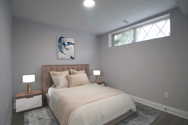 Photo du bâtiment - Modern 2 Bedroom Basement Unit– All Utilities & Parking Included – $1,899/month