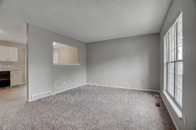 Foto del edificio - 2425 Bowen St