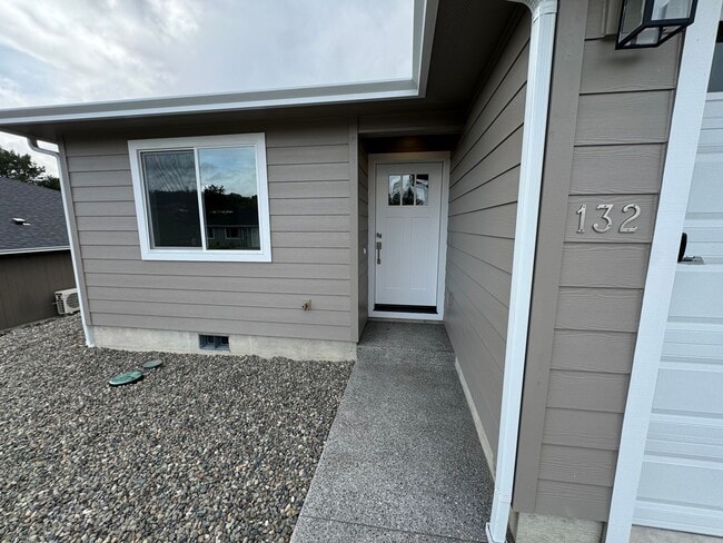 Building Photo - Green Area 3-Bedroom, 2-Bath Duplex with Garage