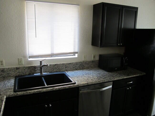 Foto del edificio - 1301 E Adams St