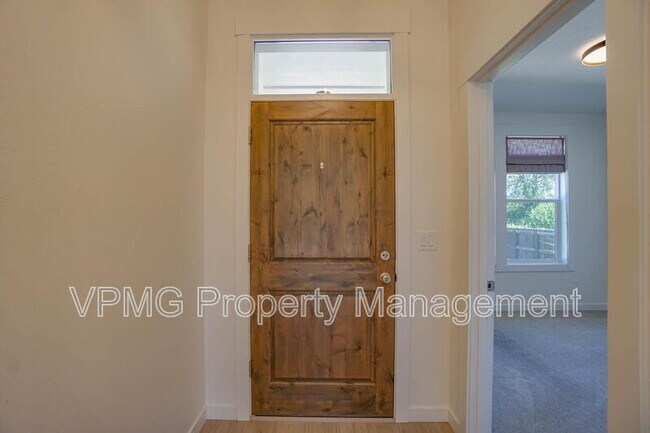 Building Photo - 935 SE 36th St