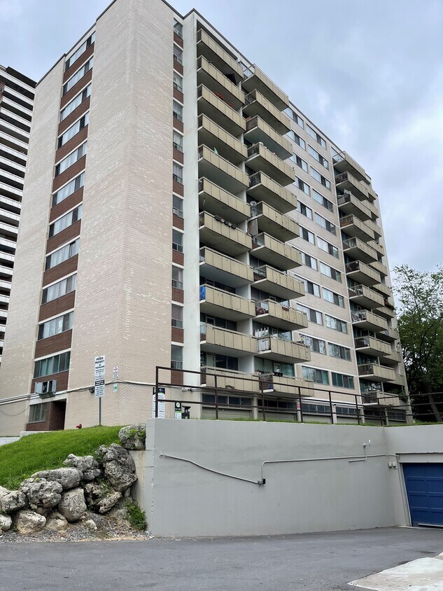 65 Park St E, Mississauga, ON L5G 1M3 Apartments 65 Park St E