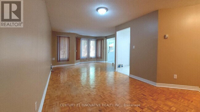 Photo du bâtiment - 151-151 Townsgate Dr