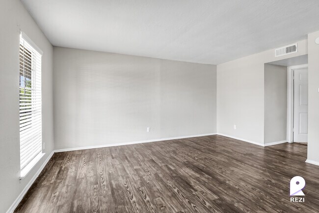 Building Photo - 7615 Grahamcrest Dr