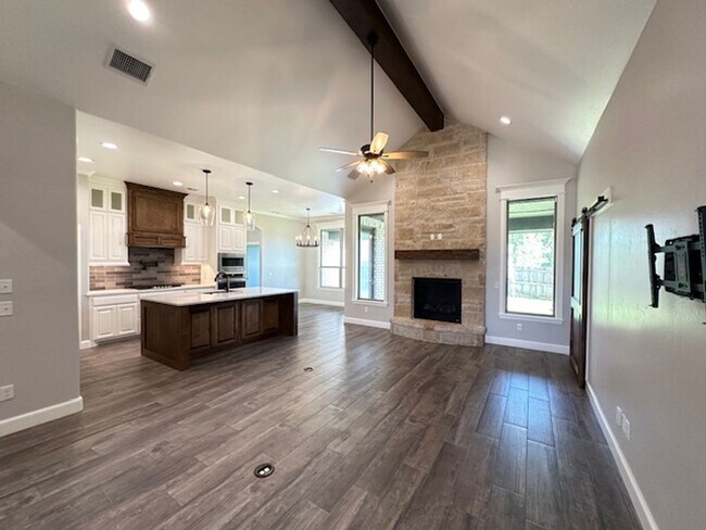 Building Photo - Beautiful almost brand new home in Mustang!