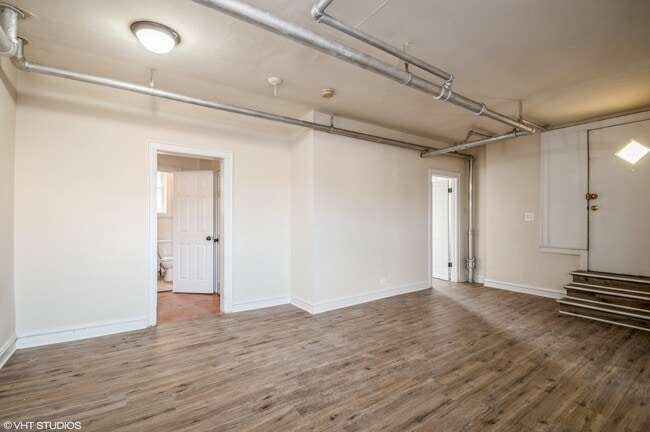 Building Photo - 5419 W Montrose Ave