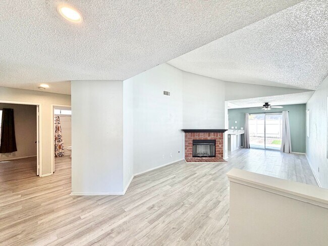 Foto del edificio - Move-In Ready 3 Bedroom 2 Bathroom Home with Extra Parking & Landscaping Included
