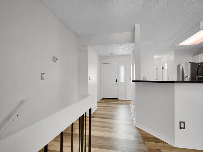 Foto del edificio - $2,395.00 2 bed, 2.5 bath townhome located...