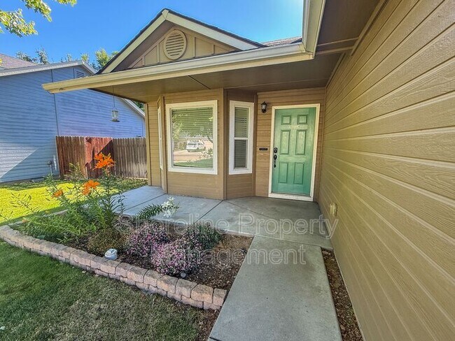 Building Photo - 3420 N Oakstone Ave