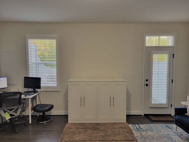 Building Photo - Stunning 4 bedroom 3.5 bath townhome locat...