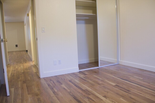 Building Photo - 2123 NE Halsey St