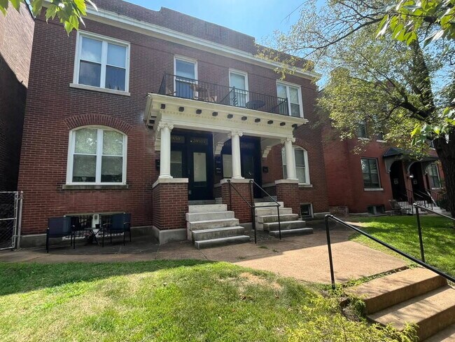 Foto del edificio - "Executive 2-Bedroom Haven with Gleaming Hardwood Floors in St. Louis City – 3852 Juniata Street!...