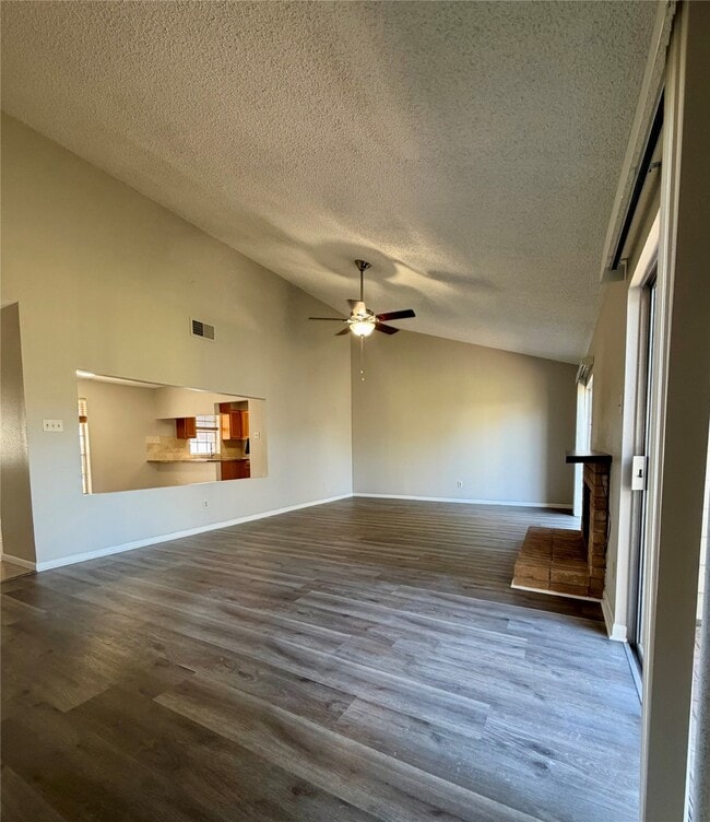 Foto del edificio - 2406 Lively Ln