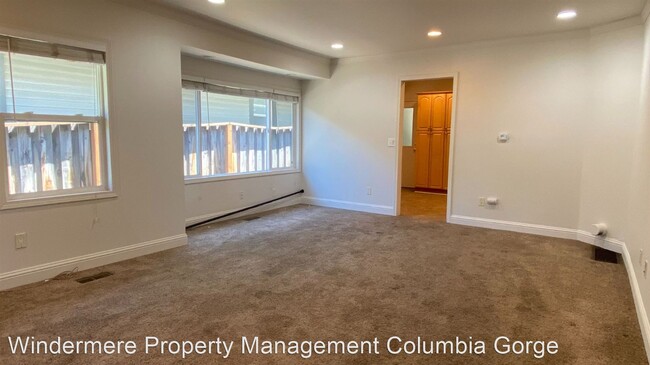 Building Photo - 3 br, 2 bath House - 604 E 9th St