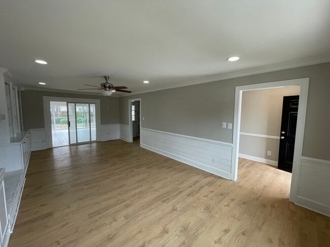 Building Photo - 606 Poe St SW