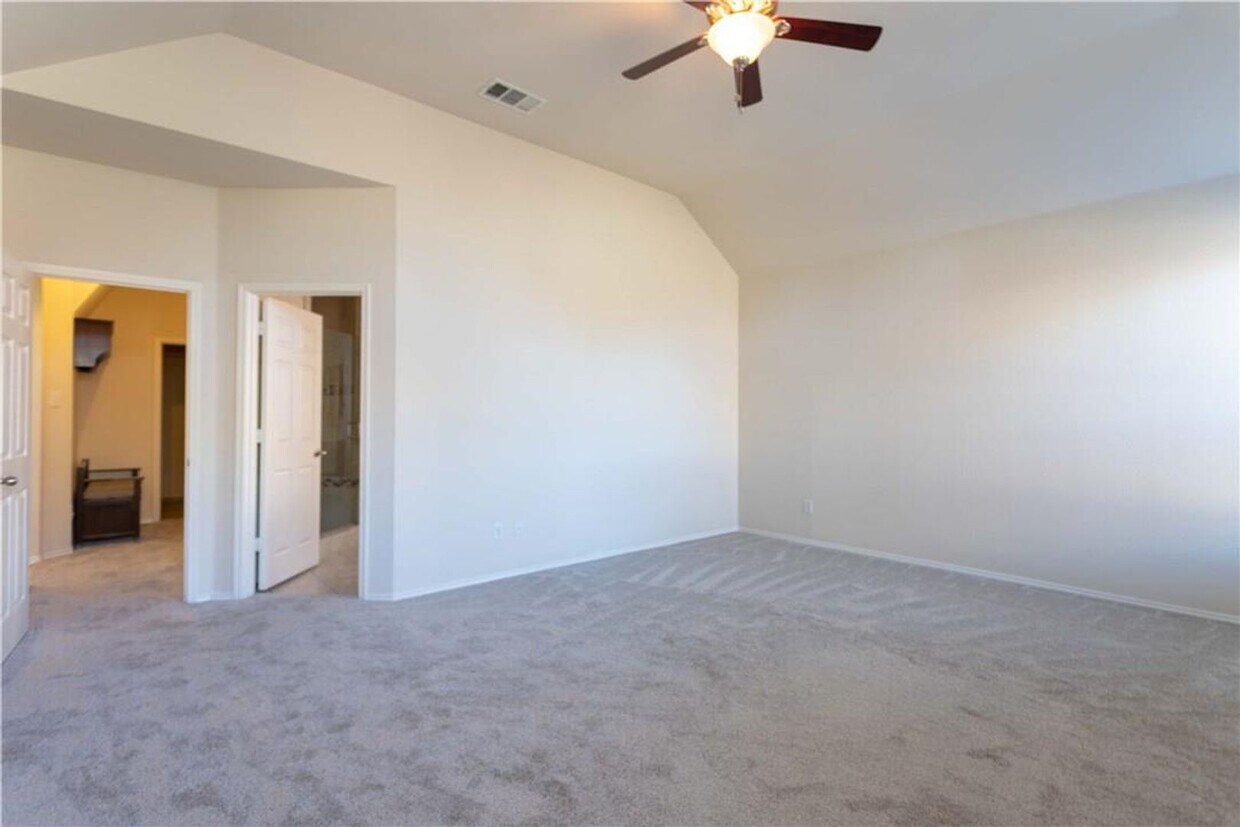Primary Photo - 5 bedroom with game room, balcony, covered...