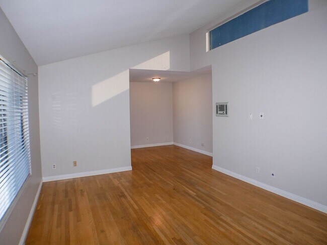 Building Photo - Charming 2 bed/2 bath second level condo w...